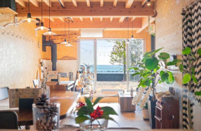 海と山に囲まれた静かな港町の オーシ��ンビュー 個室ゲストハウスEat&Stay ROMEY